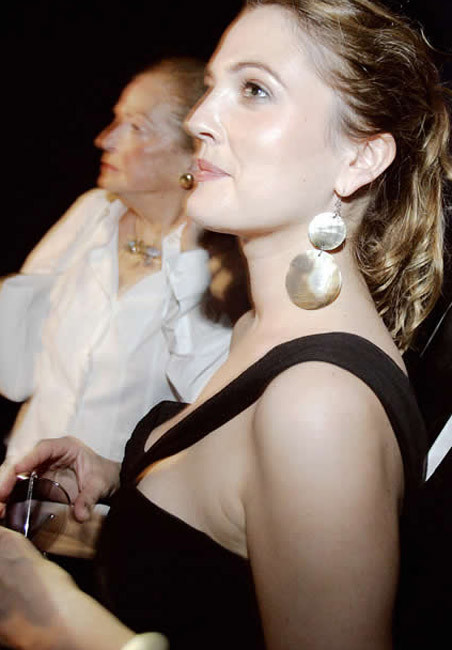 Drew barrymore montre ses superbes seins nus
 #75379187