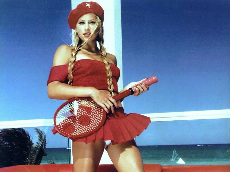 Anna Kournikova a un cul méchant et des seins chauds et nus.
 #75373360