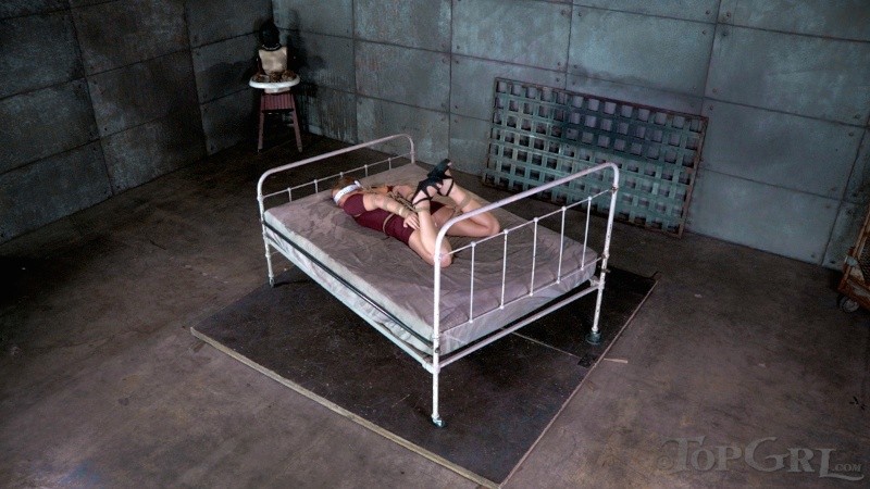 赤毛のマディ・オレイリーがベッドで拘束され、剃毛されたマンコを広げられる
 #70876899