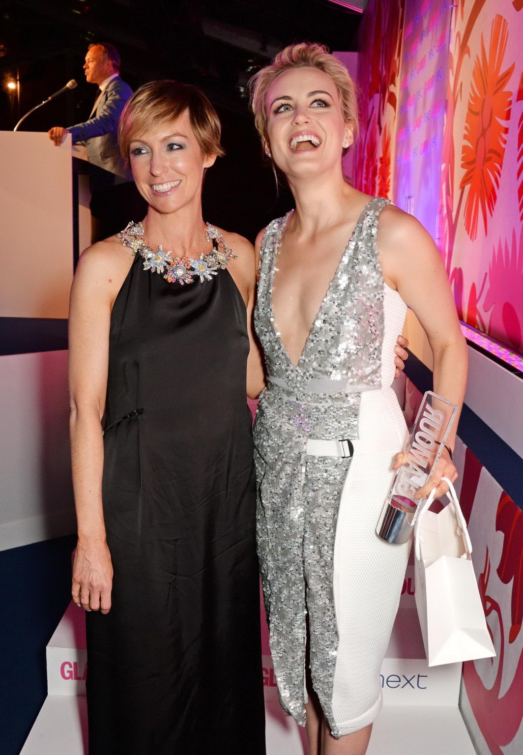 Taylor schilling cleavy en los premios glamour women of the year en londres
 #75193553