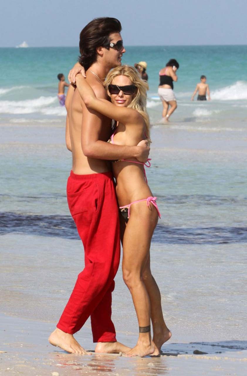 Shauna Sand showing her great ass in thong bikini on beach paparazzi pictures #75316170