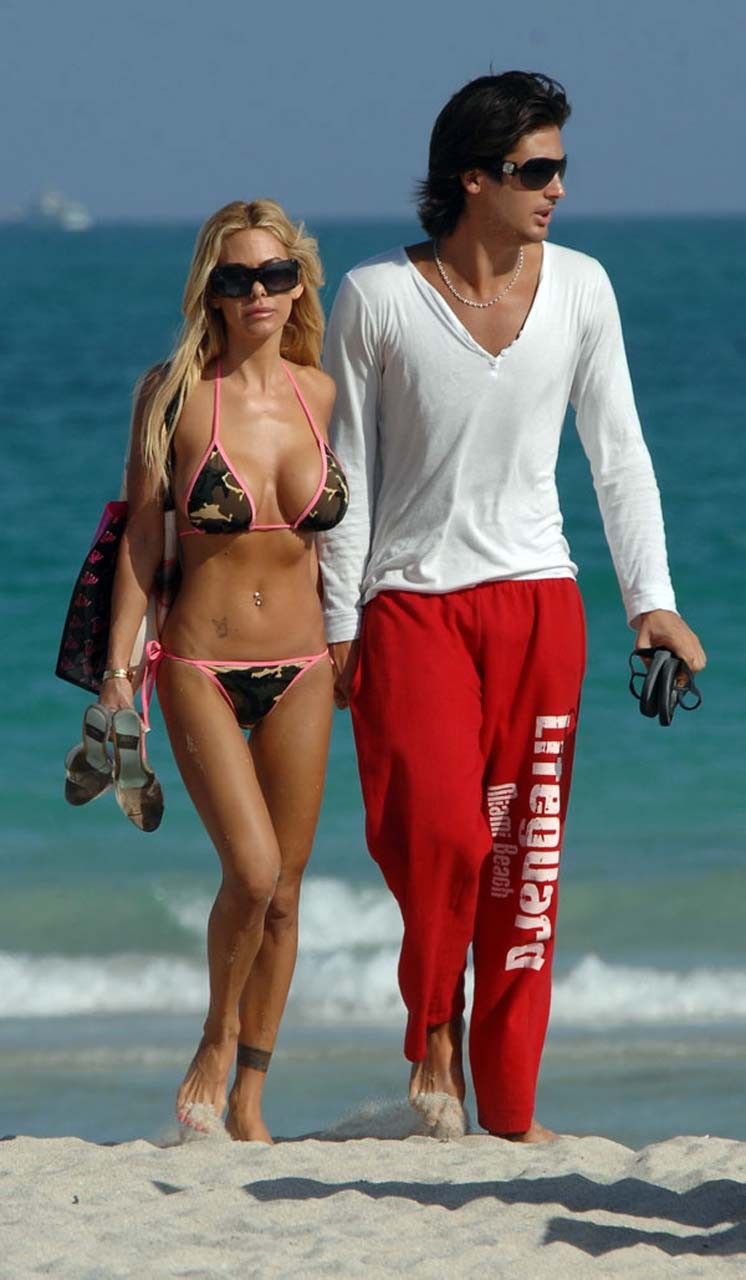 Shauna sand montrant ses superbes fesses en bikini string sur la plage photos paparazzi
 #75316185