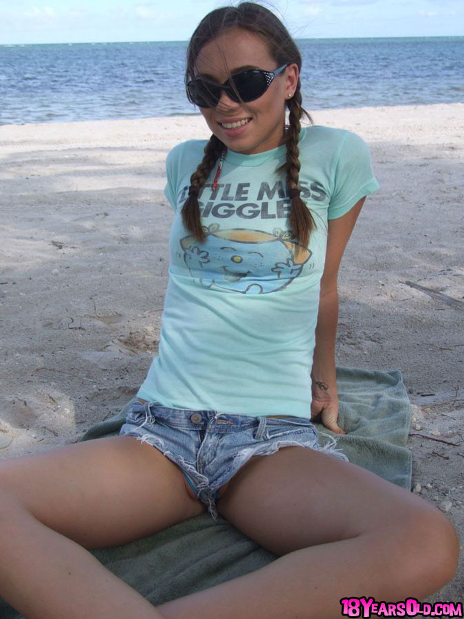 Teen Cutie vom Strand gefickt
 #77369958