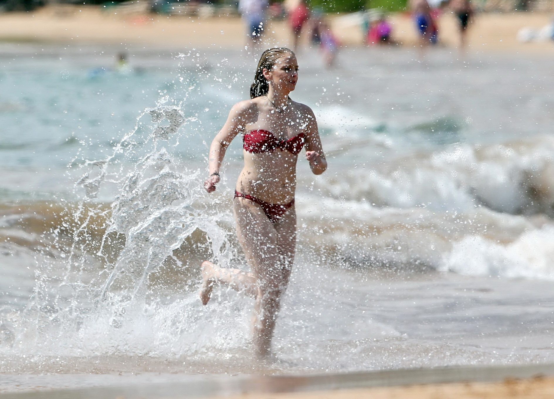 Elisabeth harnois con un bikini rojo sin tirantes en una playa
 #75162883