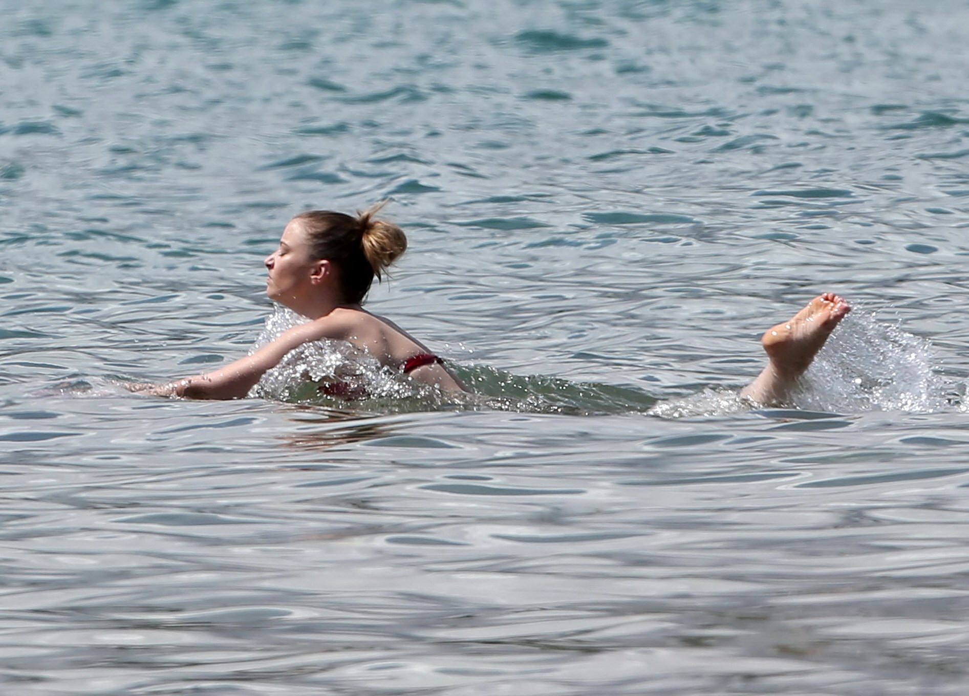 Elisabeth harnois con un bikini rojo sin tirantes en una playa
 #75162902