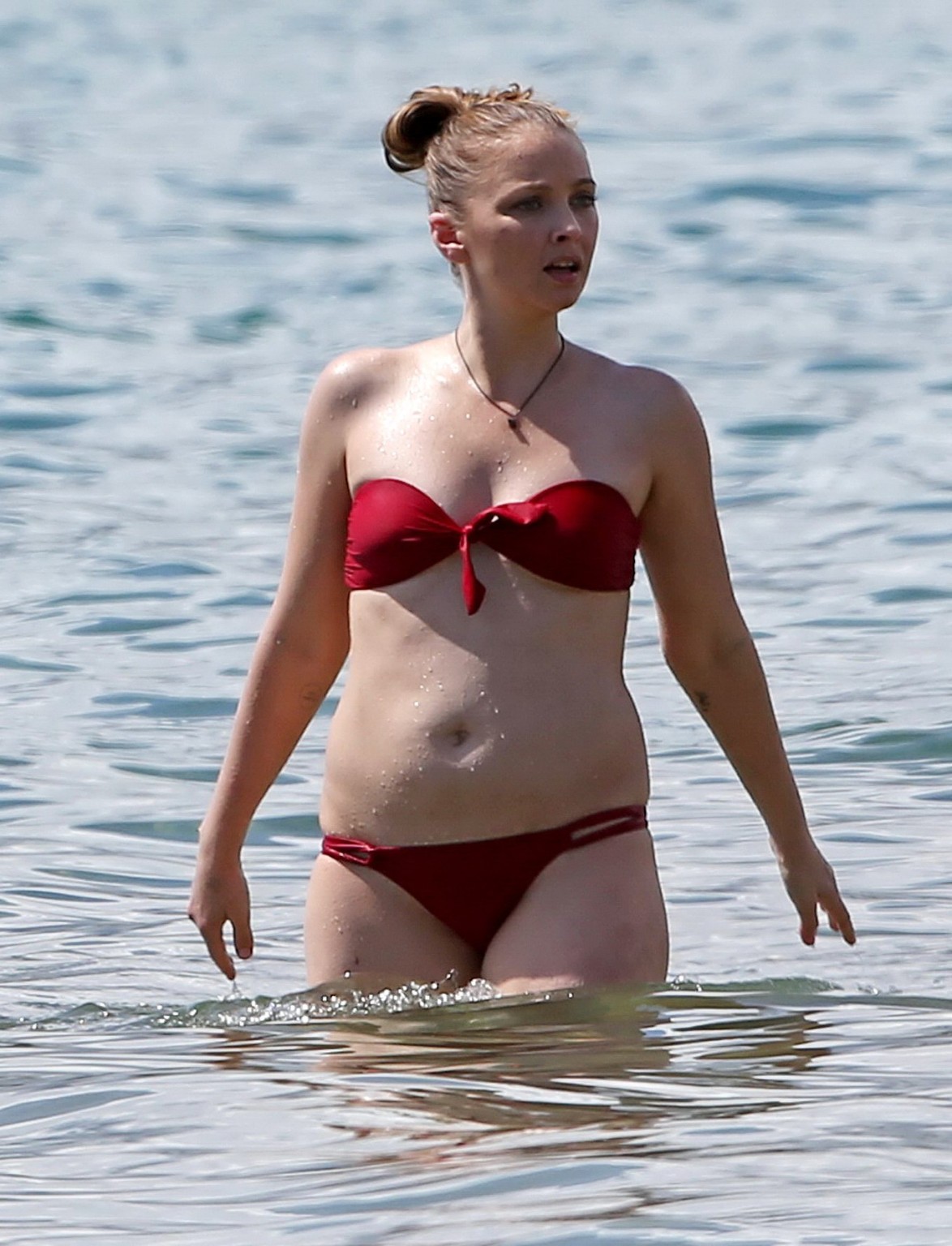 Elisabeth harnois portant un bikini rouge sans bretelles à la plage
 #75162907