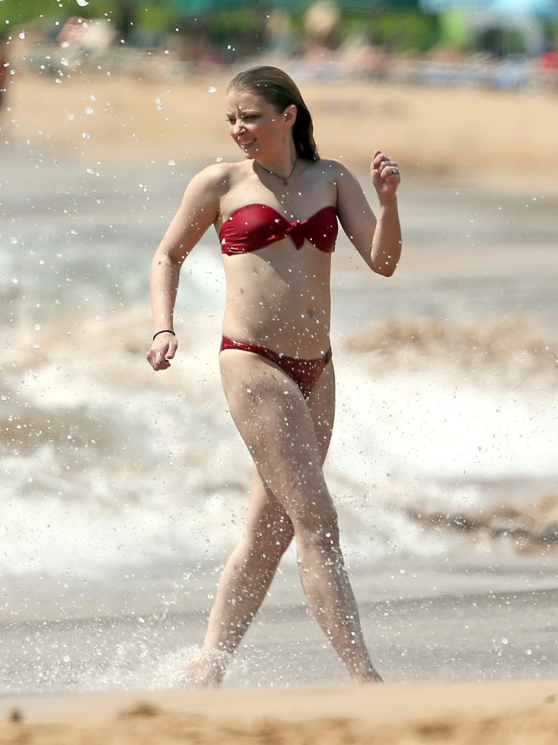 Elisabeth harnois portant un bikini rouge sans bretelles à la plage
 #75162929