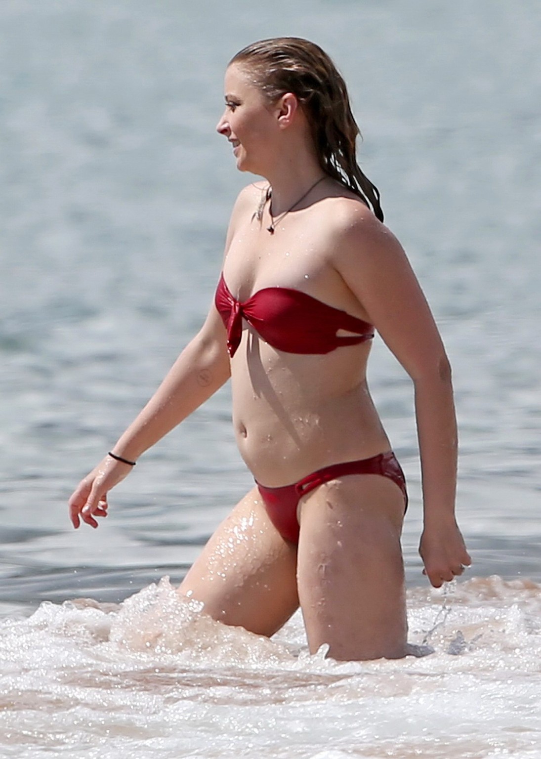 ストラップレスの赤いビキニを着てビーチに立つエリザベス・ハーノワ
 #75162946