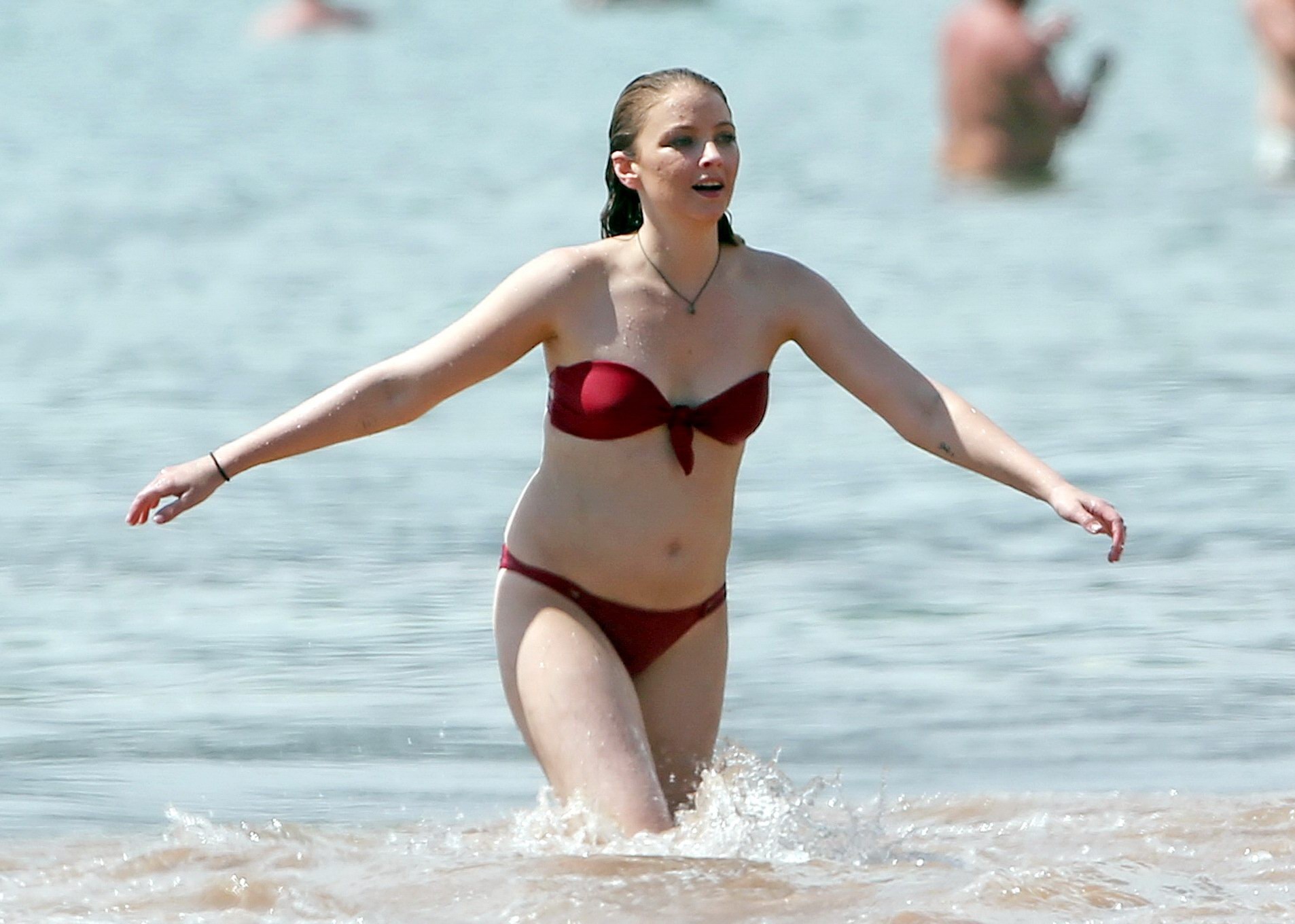 Elisabeth Harnois in einem trägerlosen roten Bikini am Strand
 #75162967