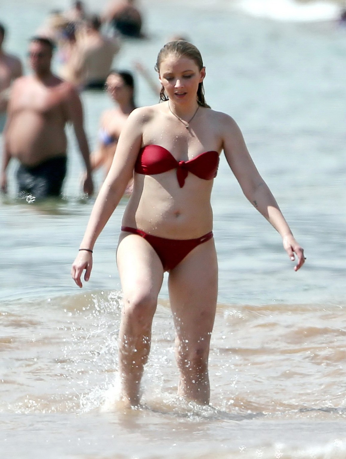 Elisabeth harnois con un bikini rojo sin tirantes en una playa
 #75162983