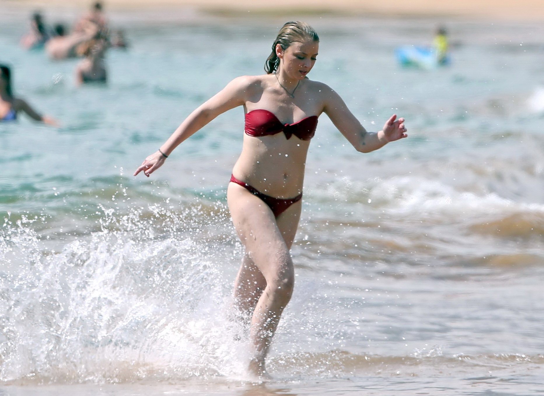 Elisabeth harnois con un bikini rojo sin tirantes en una playa
 #75162996