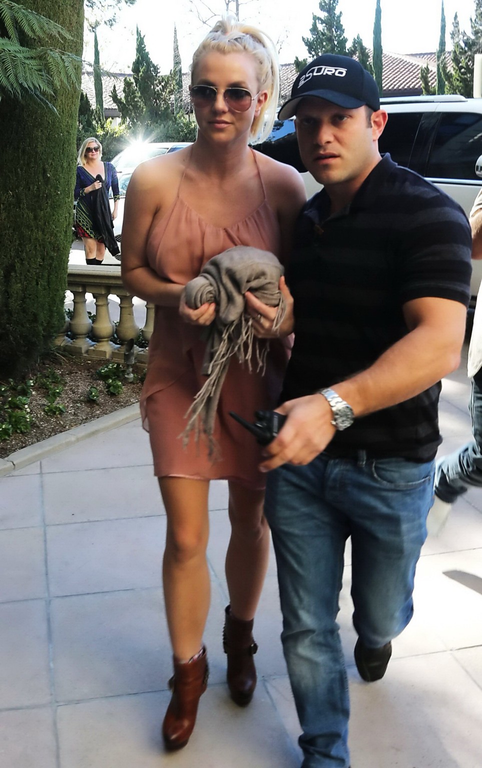 Britney spears s'exhibe dans une mini robe fluide alors qu'elle rend visite à une amie à Los Angeles.
 #75243110