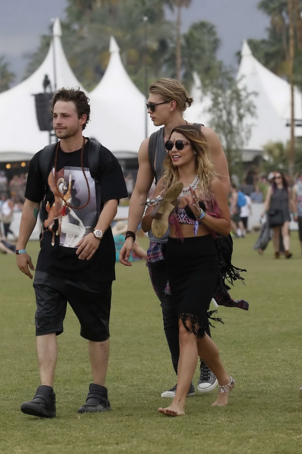 Vanessa hudgens en soutien-gorge et jupe sexy à coachella 2014
 #75198703