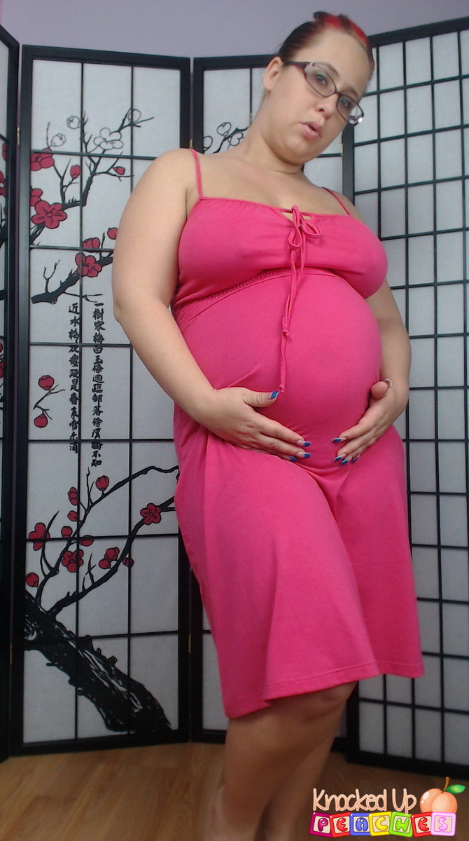 Curvy Pregnant Georgia Peach Shows Off Her Big Swollen Belly