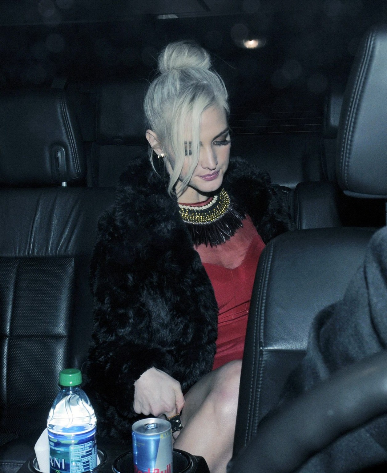 Ashlee Simpson blinkt ihr schwarzes Höschen beim Verlassen des Pink Taco in West Ho
 #75242214