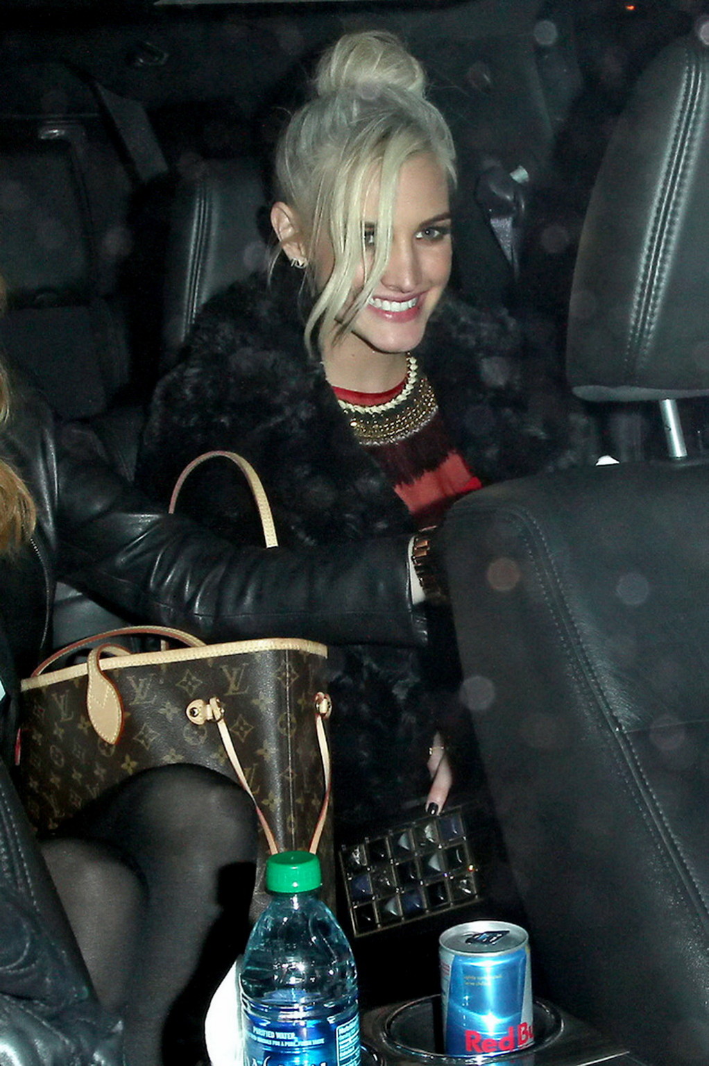 Ashlee Simpson blinkt ihr schwarzes Höschen beim Verlassen des Pink Taco in West Ho
 #75242225