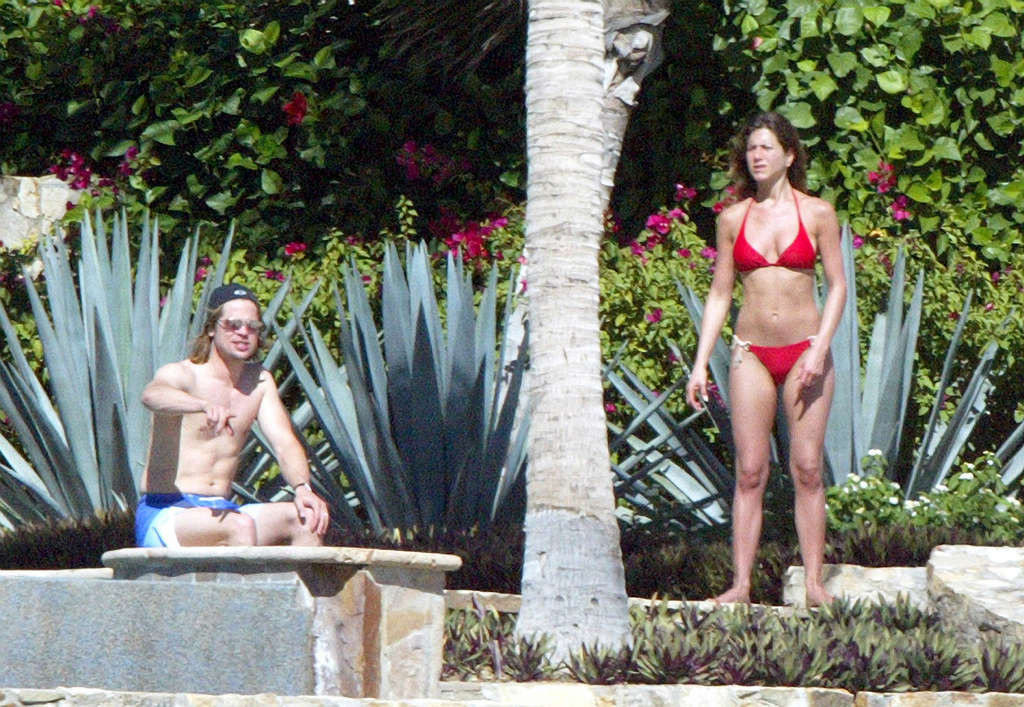 Jennifer aniston esponendo il suo cazzo di corpo sexy e culo caldo in bikini
 #75348314