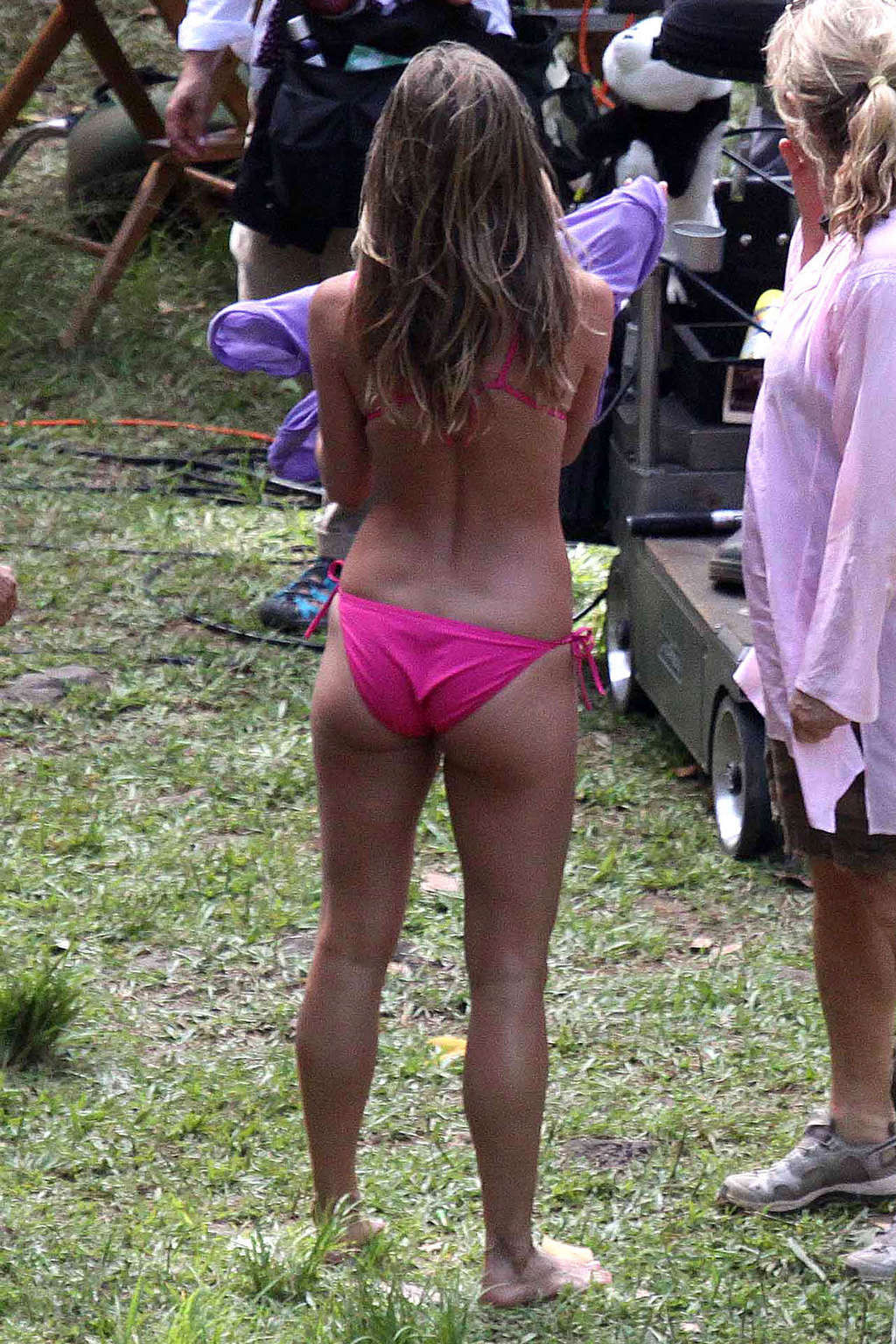 Jennifer aniston esponendo il suo cazzo di corpo sexy e culo caldo in bikini
 #75348345