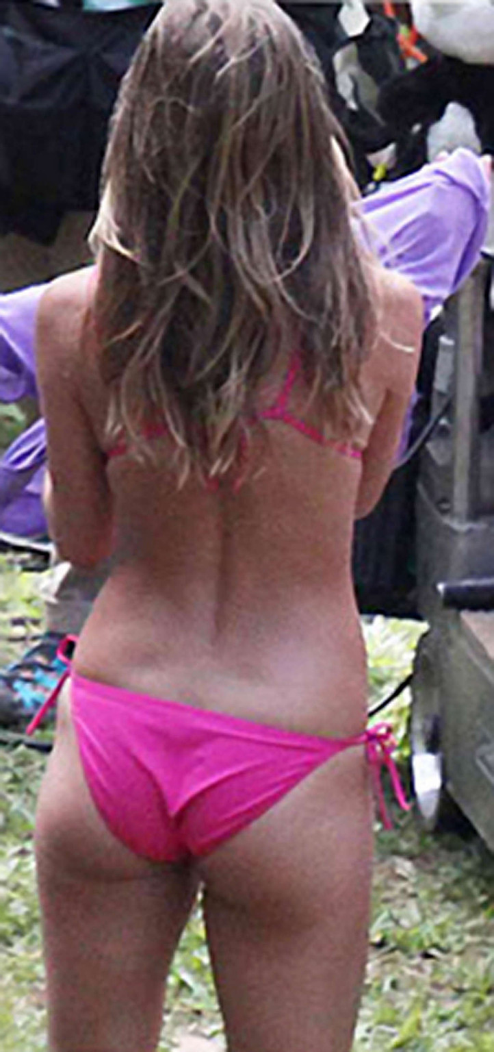 Jennifer aniston esponendo il suo cazzo di corpo sexy e culo caldo in bikini
 #75348353