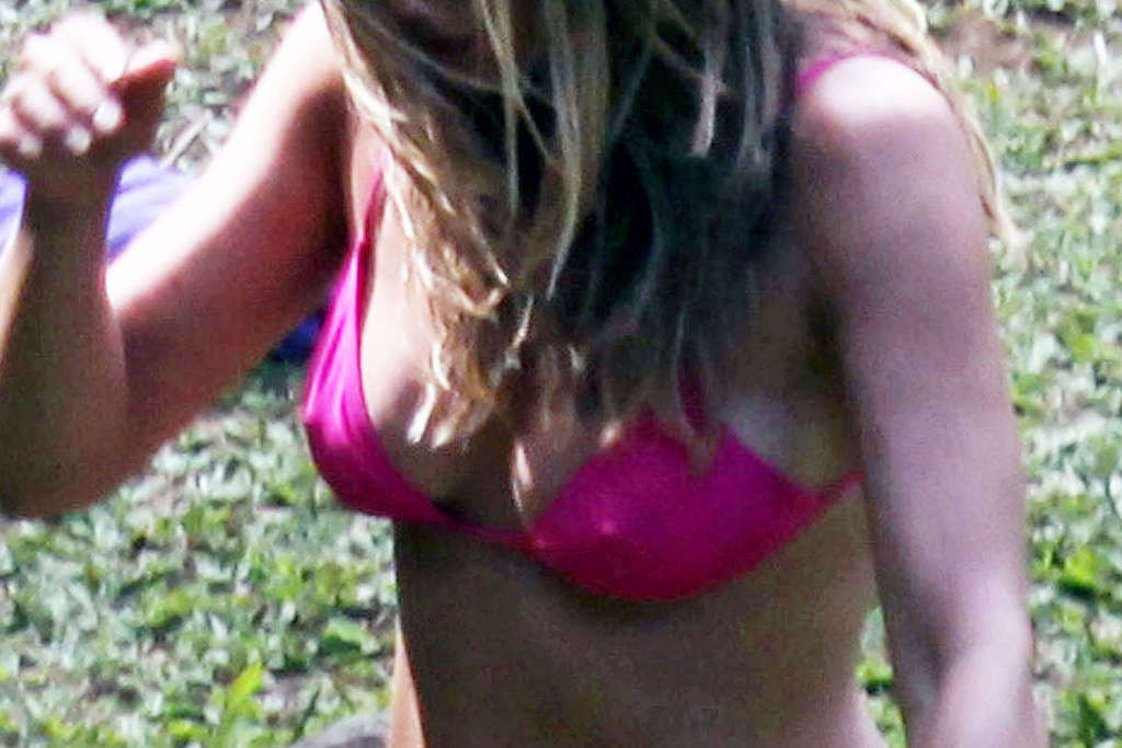 Jennifer aniston exposant son corps sexy et son cul chaud en bikini
 #75348355