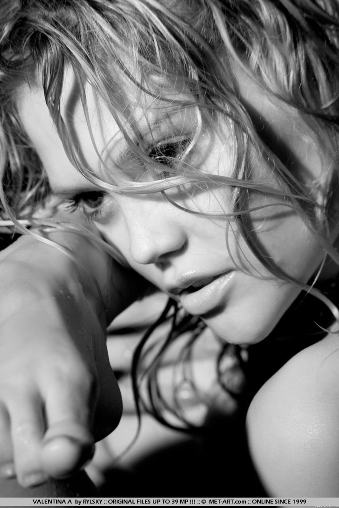 Valentina poses on the wet set #78931794