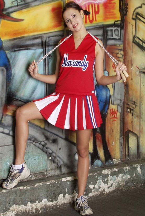 Wunderschöne Cheerleader liebt es zu necken, während sie ihre Muschi flashen
 #75469113