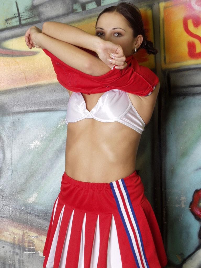 Wunderschöne Cheerleader liebt es zu necken, während sie ihre Muschi flashen
 #75469152