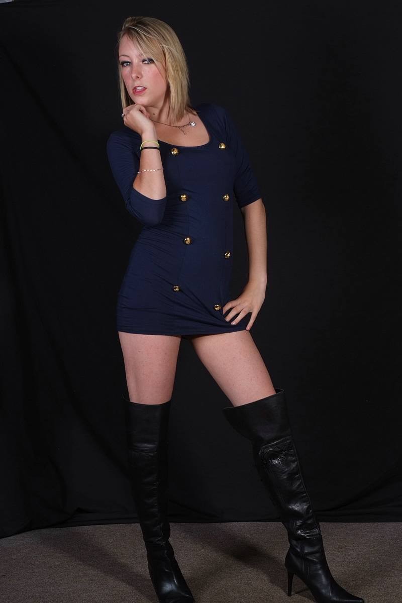 Une blonde sexy s'exhibe en minijupe et bottes de cuir
 #67464272
