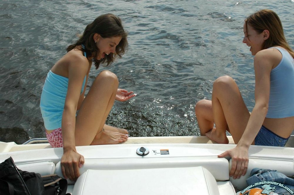 Ivana y Masha disfrutando del mar
 #75011178