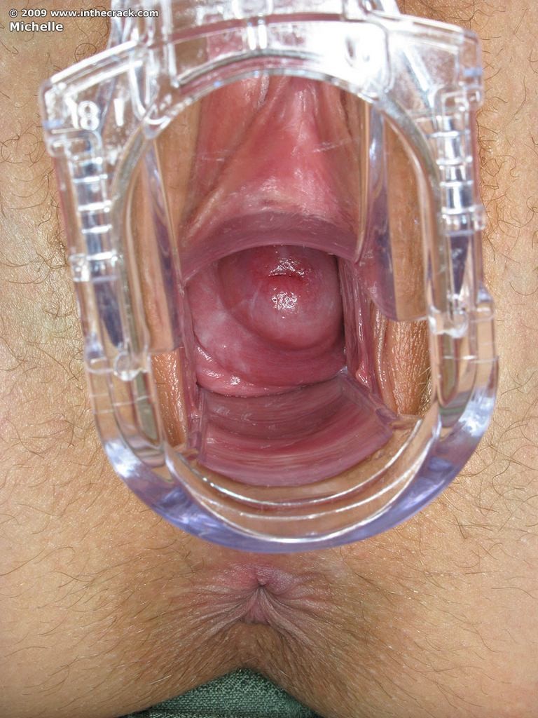 Joven juguetea su coño con un consolador y un espéculo
 #78404466