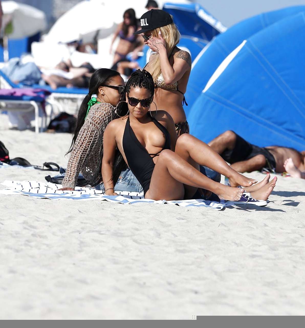 Christina milian exponiendo sus pezones en bikini en la playa
 #75229704