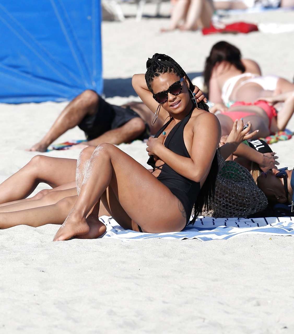 Christina milian exponiendo sus pezones en bikini en la playa
 #75229762