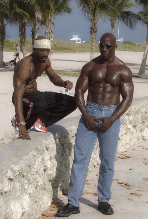 Zwei schwarze reife Bodybuilder zeigen ihre großen Schwänze
 #76916364