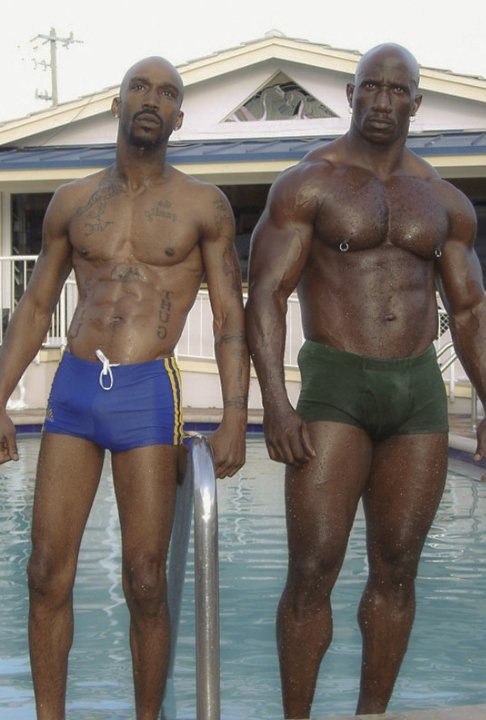 Deux bodybuilders noirs et matures montrent leurs grosses bites.
 #76916367