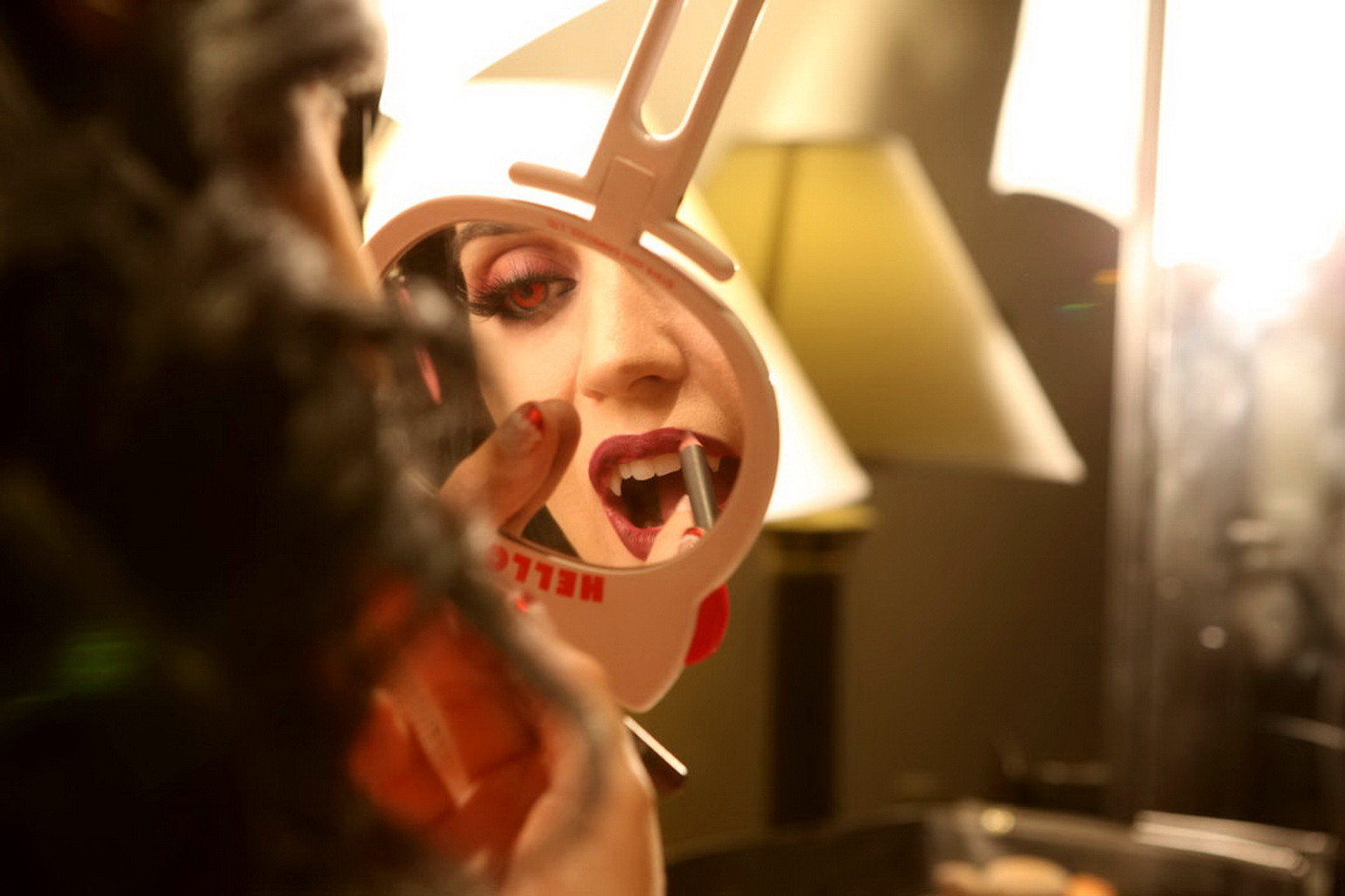 Katy Perry vollbusig gekleidet als schwanzlutschender Vampir für ihre Geburtstagsfeier im Magazin
 #75250041
