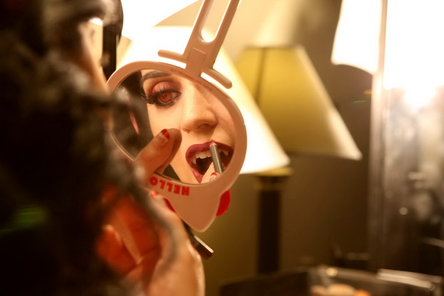 Katy Perry vollbusig gekleidet als schwanzlutschender Vampir für ihre Geburtstagsfeier im Magazin
 #75250045