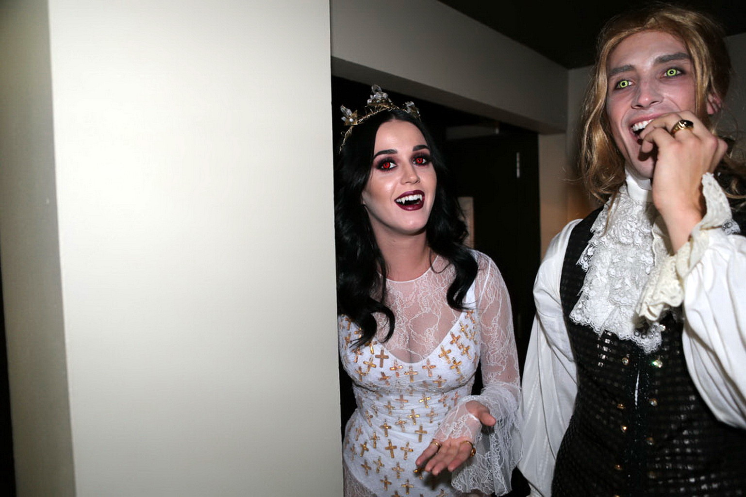 Katy Perry vollbusig gekleidet als schwanzlutschender Vampir für ihre Geburtstagsfeier im Magazin
 #75250055