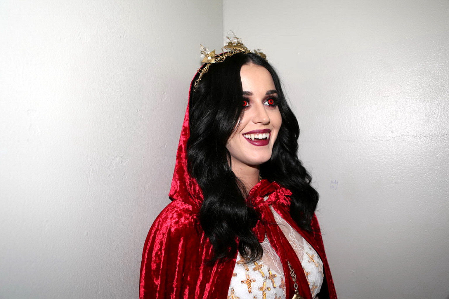 Katy Perry vollbusig gekleidet als schwanzlutschender Vampir für ihre Geburtstagsfeier im Magazin
 #75250060
