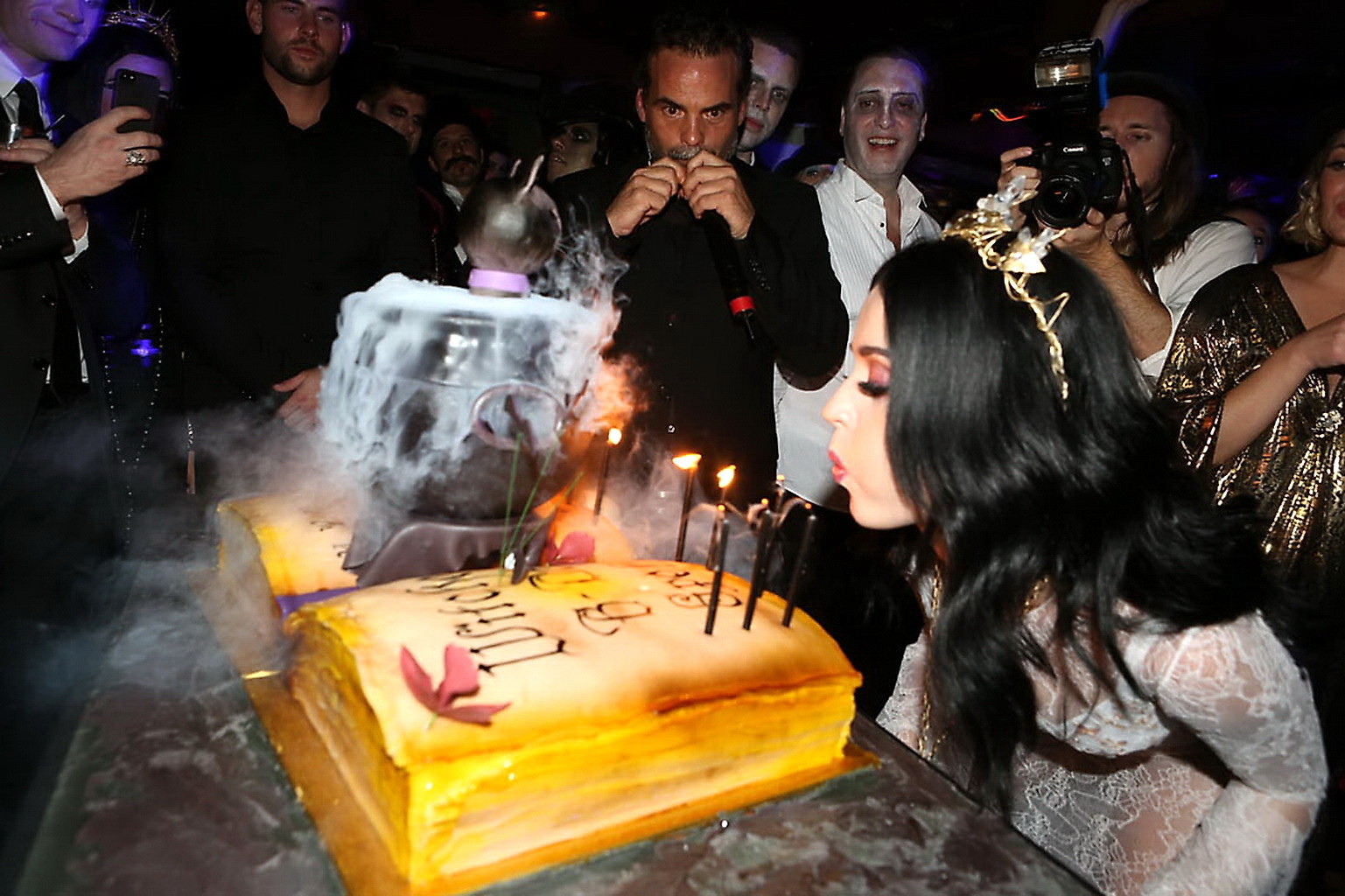 Katy Perry en buste, habillée en vampire suceur de bite pour son anniversaire au Mag.
 #75250069