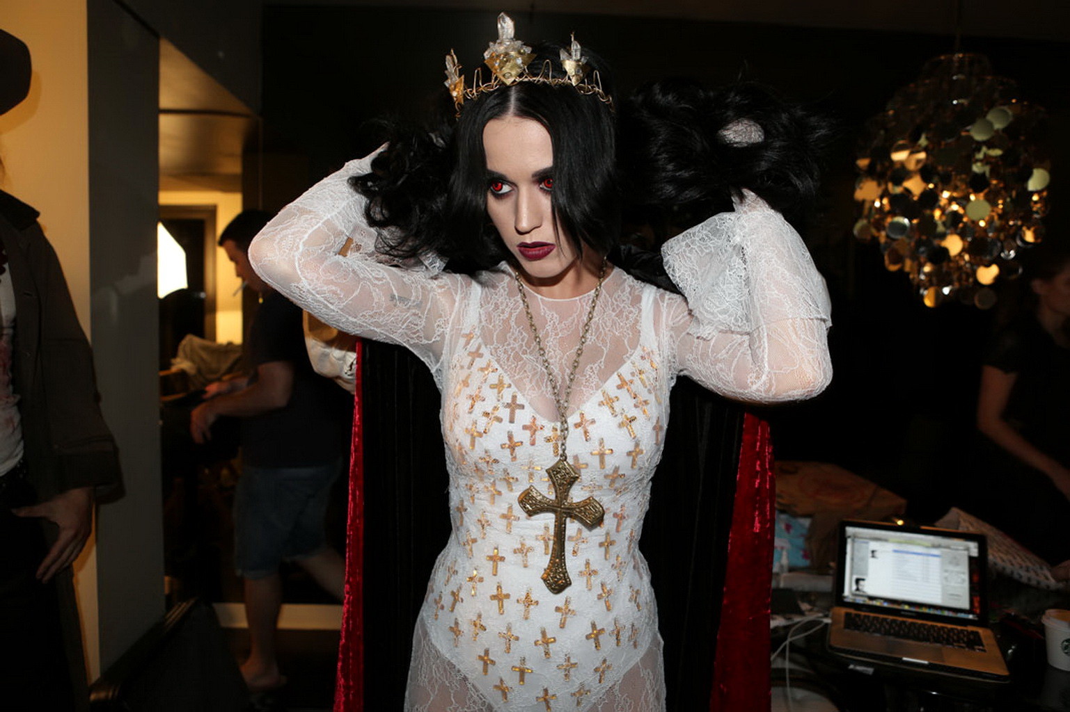 Katy Perry vollbusig gekleidet als schwanzlutschender Vampir für ihre Geburtstagsfeier im Magazin
 #75250074