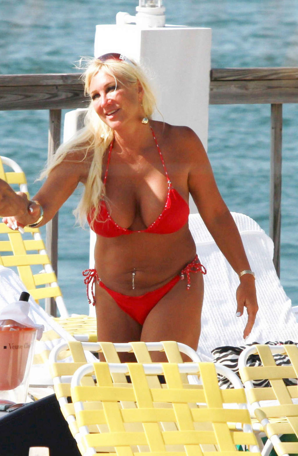 Busty linda hogan guardando molto sexy in bikini paparazzi scatti
 #75347153