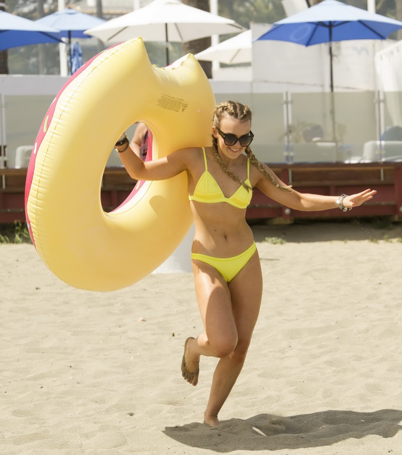 Tallia tempesta splendida in piccolo bikini giallo in spiaggia
 #75141293