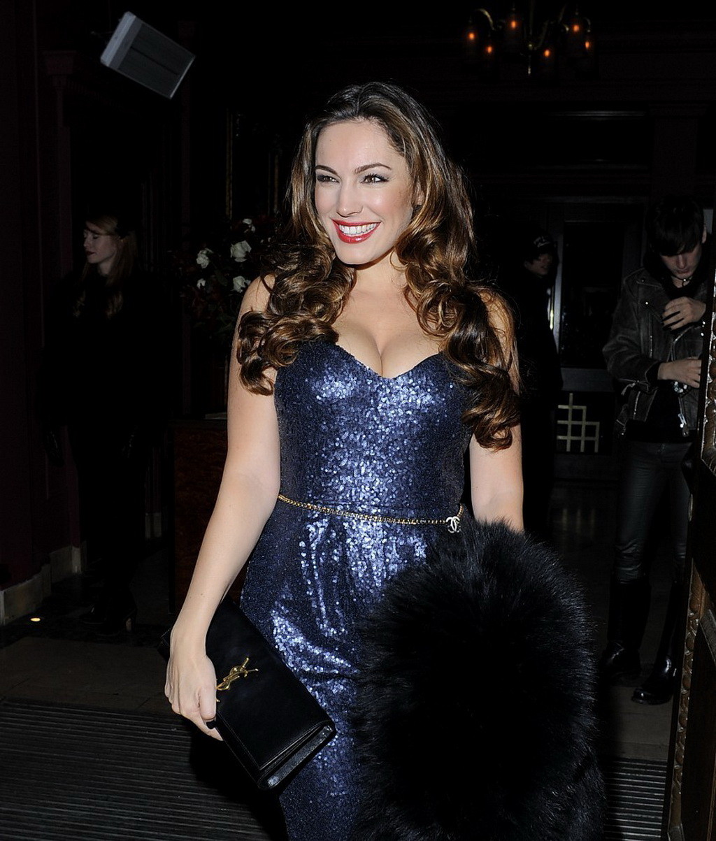 Kelly Brook shows huge cleavage while celebrating her 34th birthday at her new b #75212153