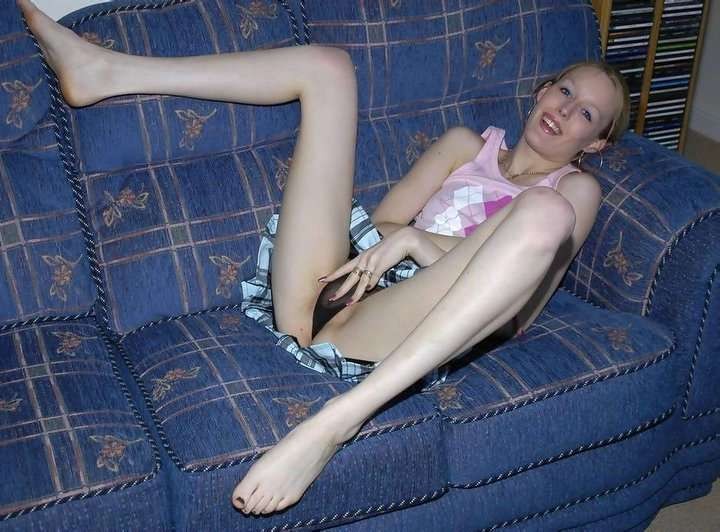 痩せた女の子がソファの上でディルドを使って遊ぶ
 #75787277