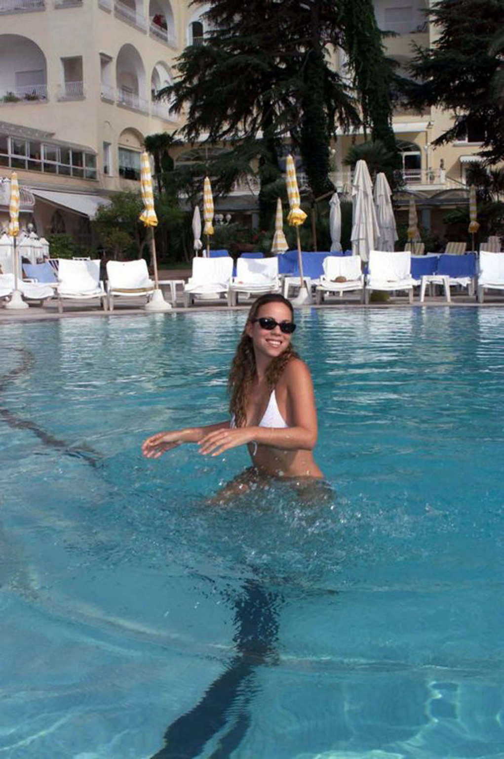 Mariah Carey entblößt ihren sexy Körper und heißen Arsch im Bikini am Strand
 #75347760
