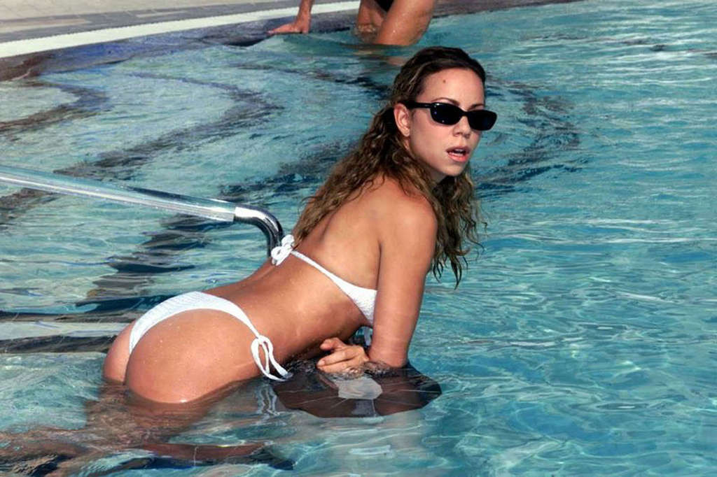 Mariah Carey entblößt ihren sexy Körper und heißen Arsch im Bikini am Strand
 #75347765