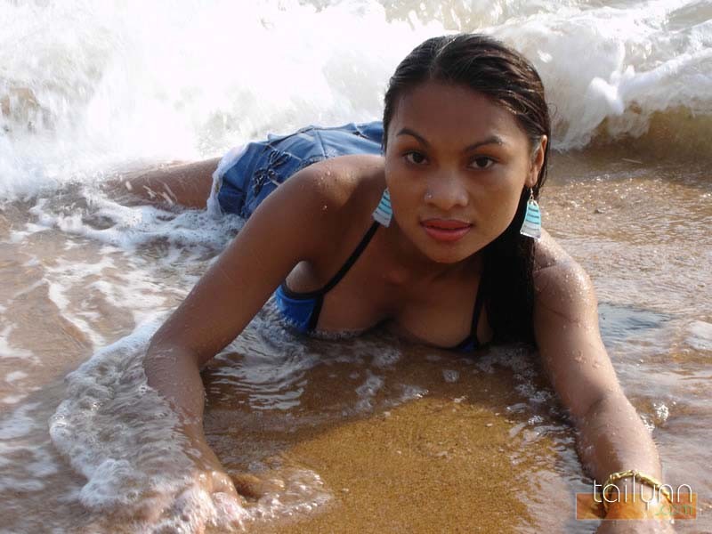 Sexy glamour babe tailynn à la plage avoir du plaisir
 #67736390