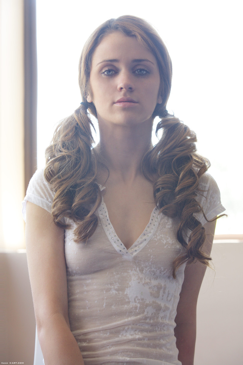 Daisy war oben im Schlafzimmer und öffnete ihre Beine, während sie ihr dünnes weißes Kleid abstreifte 
 #71393693