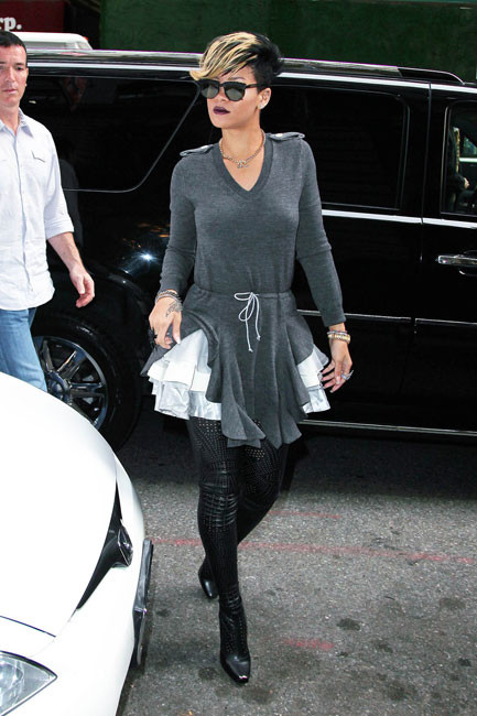 Rihanna lindas tetas en lencería de cuero sexy
 #75379814