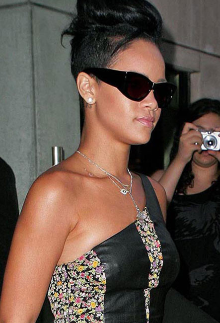Rihanna beaux seins dans lingerie en cuir sexy
 #75379910